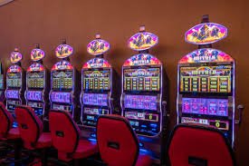 Tampilan meja live dealer dengan dealer asli dan interface taruhan di aplikasi kamustoto